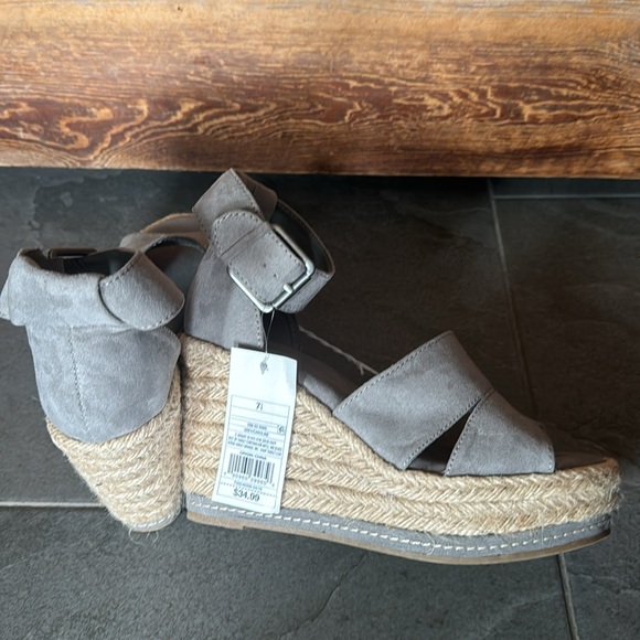 NWT Grey size 7.5 Platform shoes- 1.5” platform at front- 4”platform at back - Picture 6 of 7